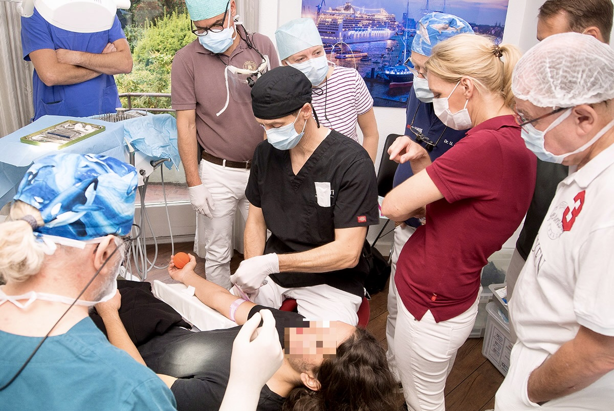 Behandlungsteam wendet PlasmaSafe während eines Eingriffs an